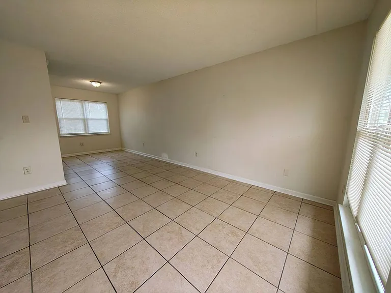 580 Blackhawk Rd — Photo 2