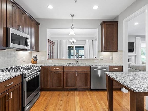 3rd image of 11 Kendall Ct