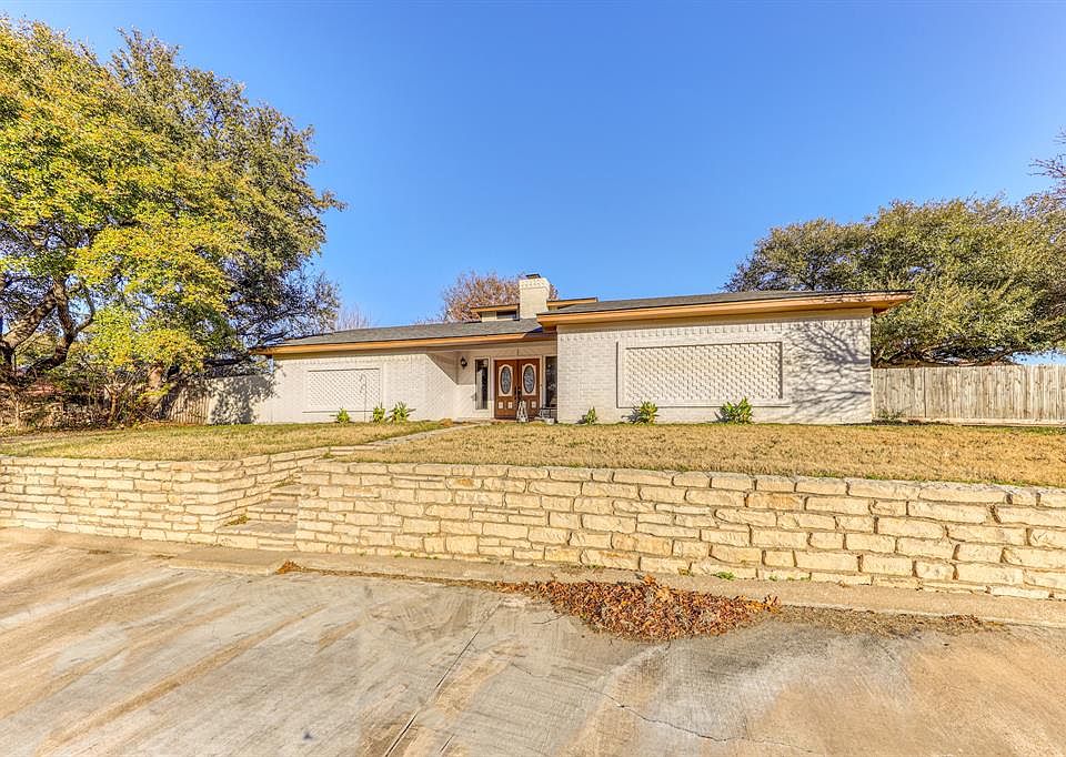 1st image of 118 Guinevere Dr