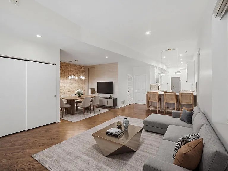 626 W Buckingham Pl #1E — Photo 2