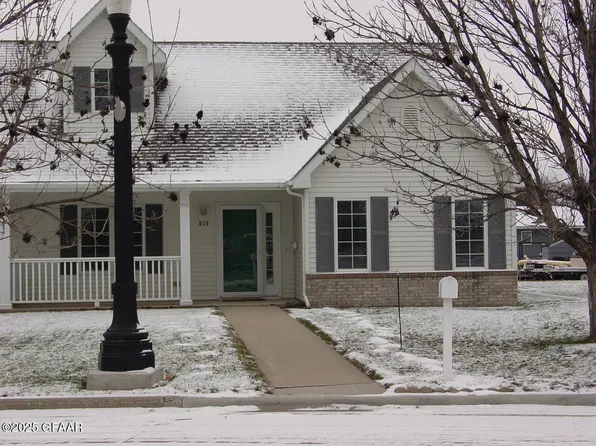 819 Burlington Dr NW, East Grand Forks, MN 56721