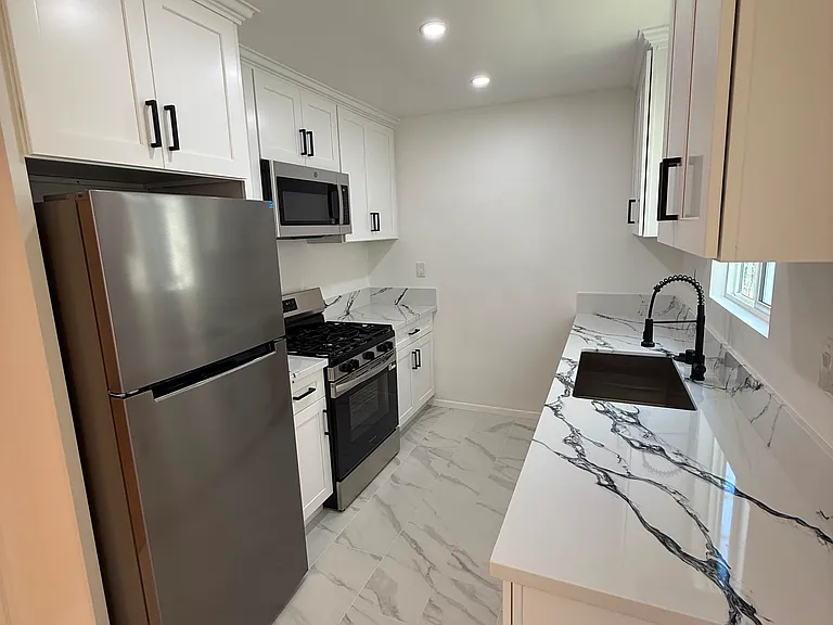 656 S Cochran Ave #4 — Photo 2