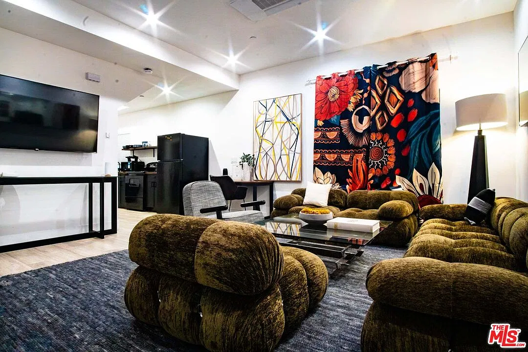 1 bed, 1.0 bath, 595 sqft, $2,400 — Photo 1
