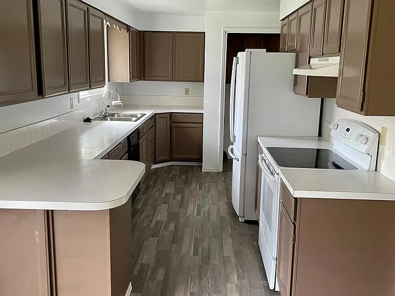 Kitchen with lots of cabinet and counter space