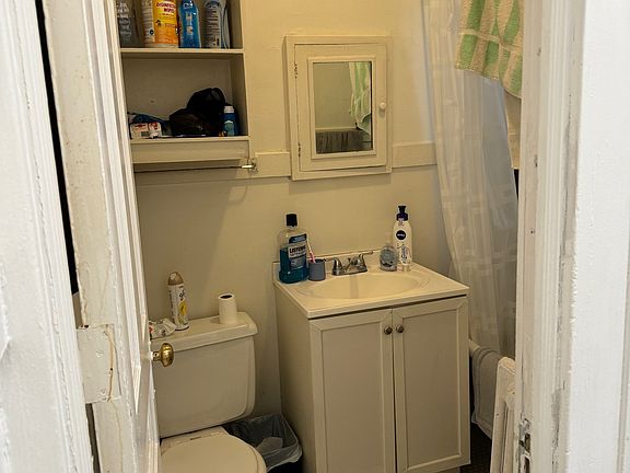 bathroom with tub