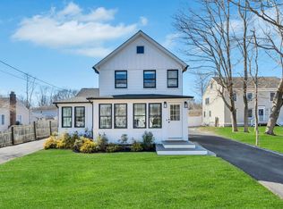 17 Sound Rd, Greenport, NY 11944