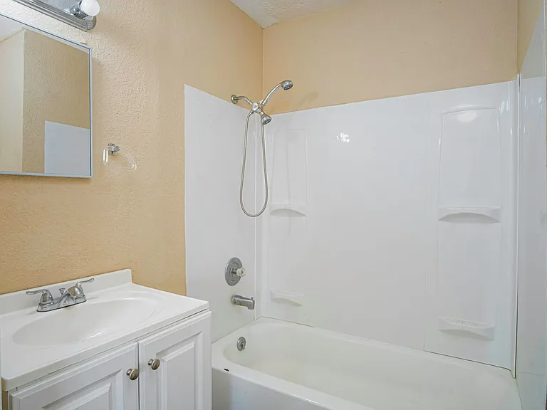 819 Larry St — Photo 12