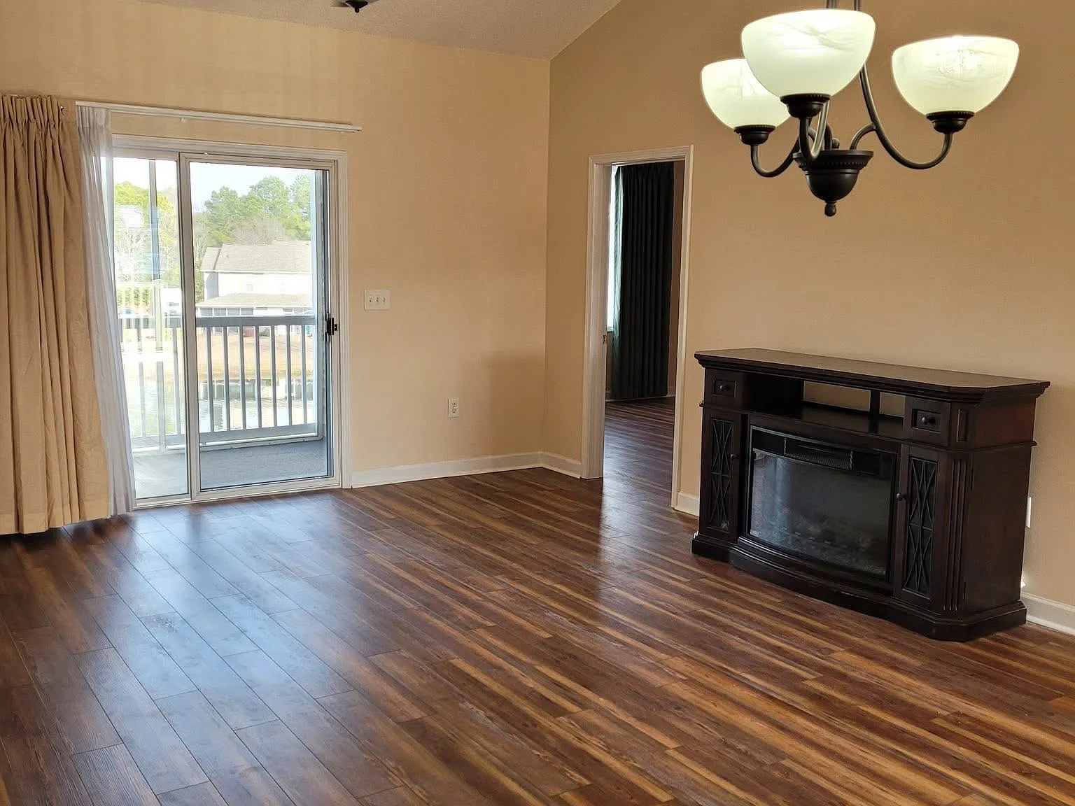 2 bed, 1050 sqft, $1,700 — Photo 2