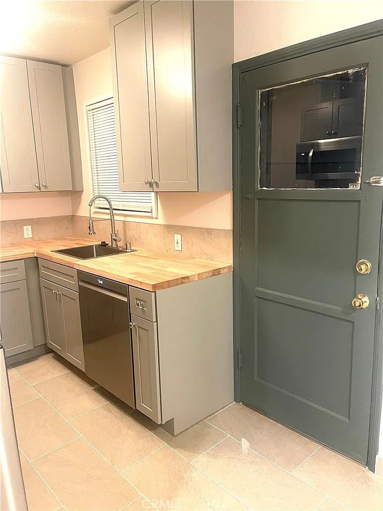 2 bed, 800 sqft, $2,300 — Photo 2