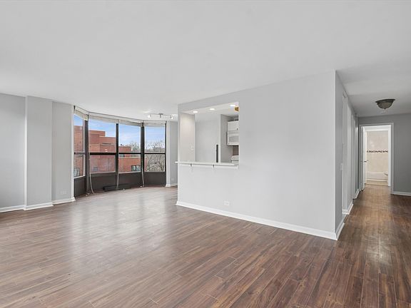 3rd image of 901 S Plymouth Ct APT 202