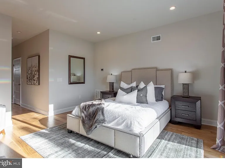 1026 Hyde St — Photo 12