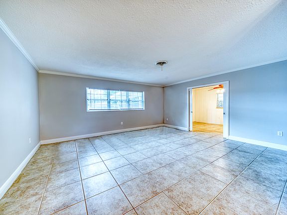 5th image of 250 Charles Ct