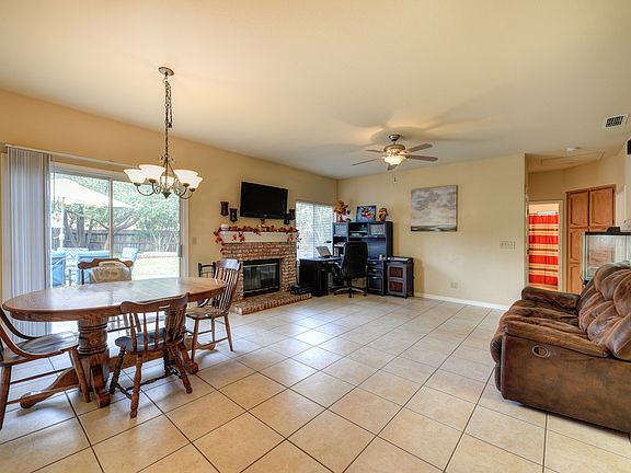 2nd image of 905 Parnell Ct