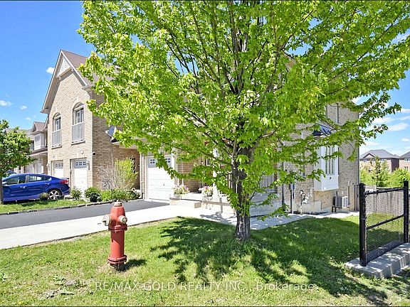 3rd image of 9 Edgewater Ct