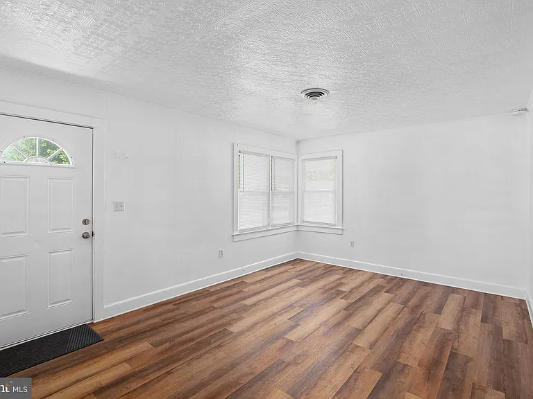 15 Sycamore Ave — Photo 3