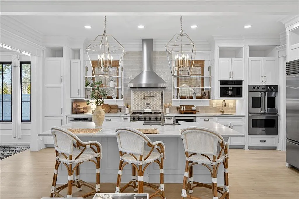 6 bed, 5.5 bath, 6555 sqft, $19,500 — Photo 4