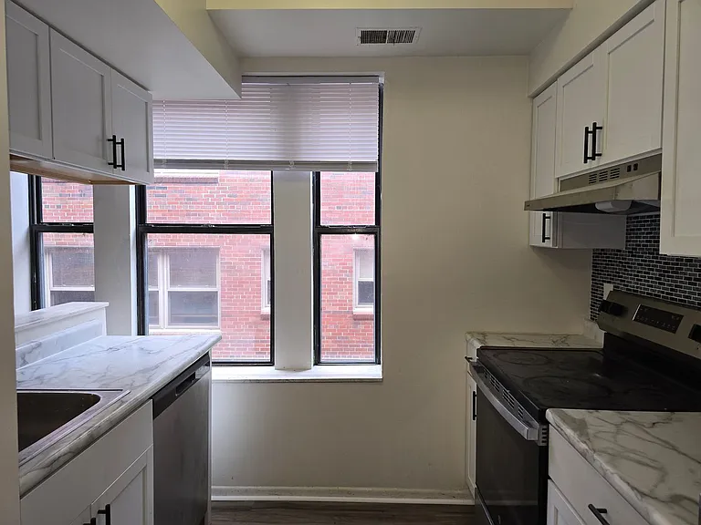 590 Parkview Dr — Photo 5