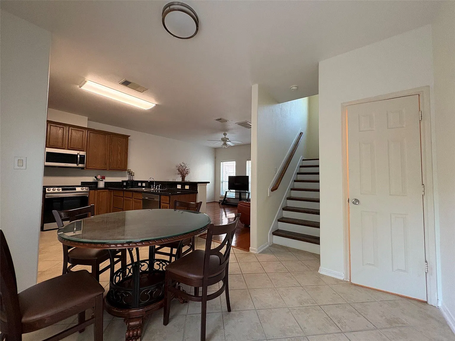 3 bed, 2.5 bath, 1439 sqft, $2,200 — Photo 4