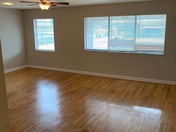 3rd image of 3105 Hunsinger Ln