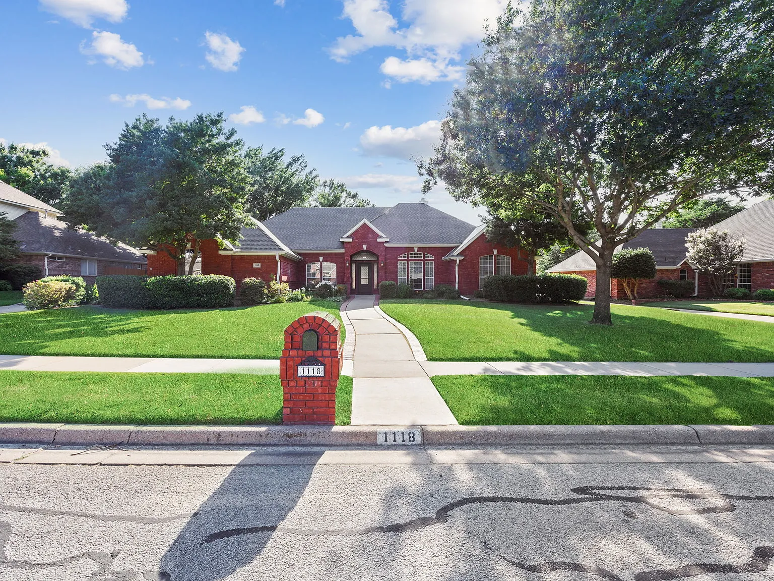 4 bed, 2.5 bath, 2876 sqft, $9,396 — Photo 2