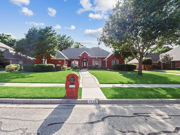 1118 Countryhill Dr — Photo 2
