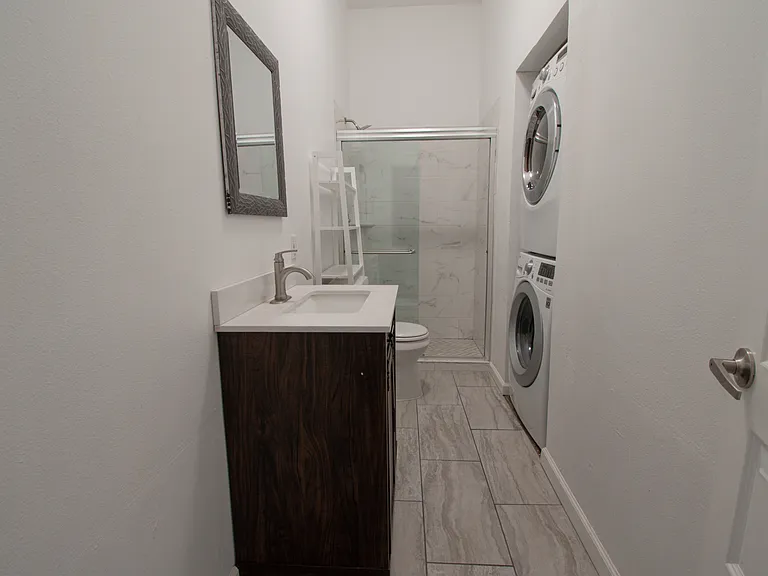 720 W 10th St — Photo 2