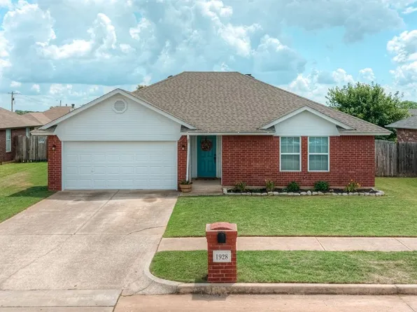 1928 Parkside Dr, Moore, OK 73160