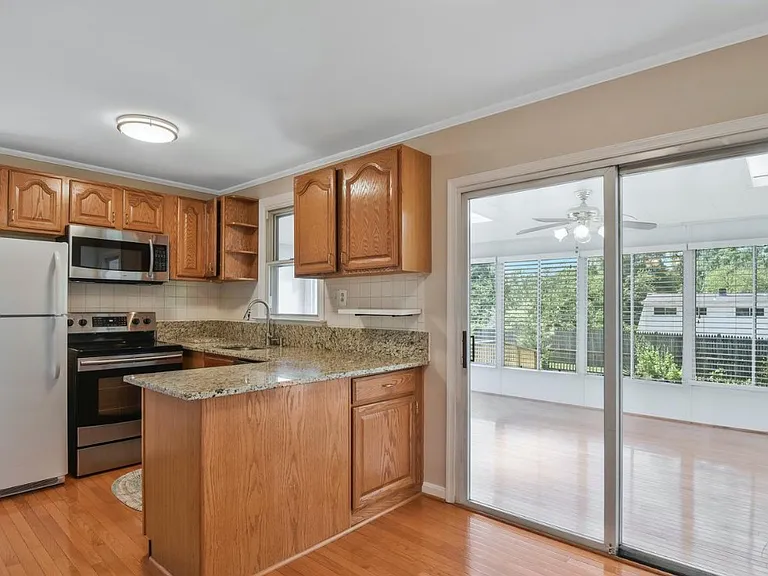 4038 Poplar St — Photo 16