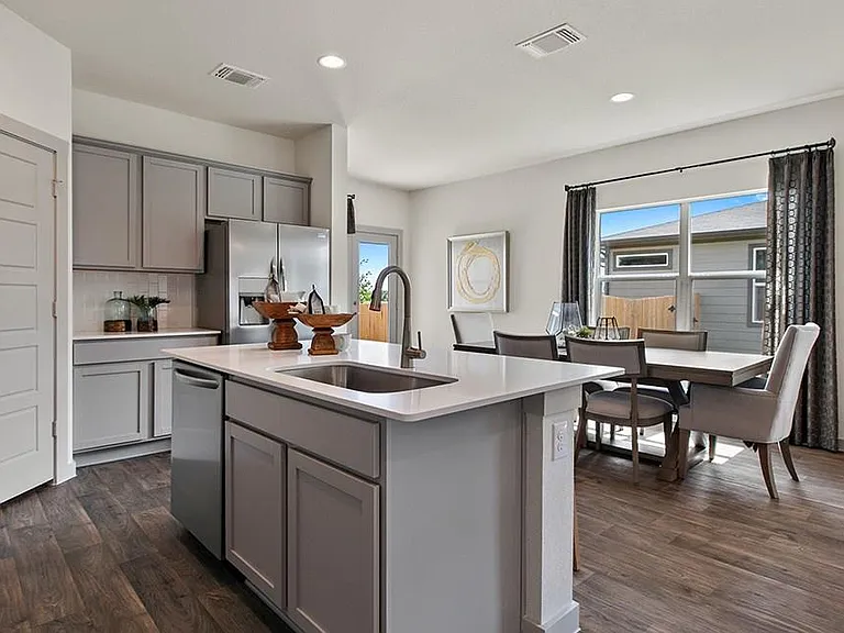 3704 Beechmont Dr — Photo 3