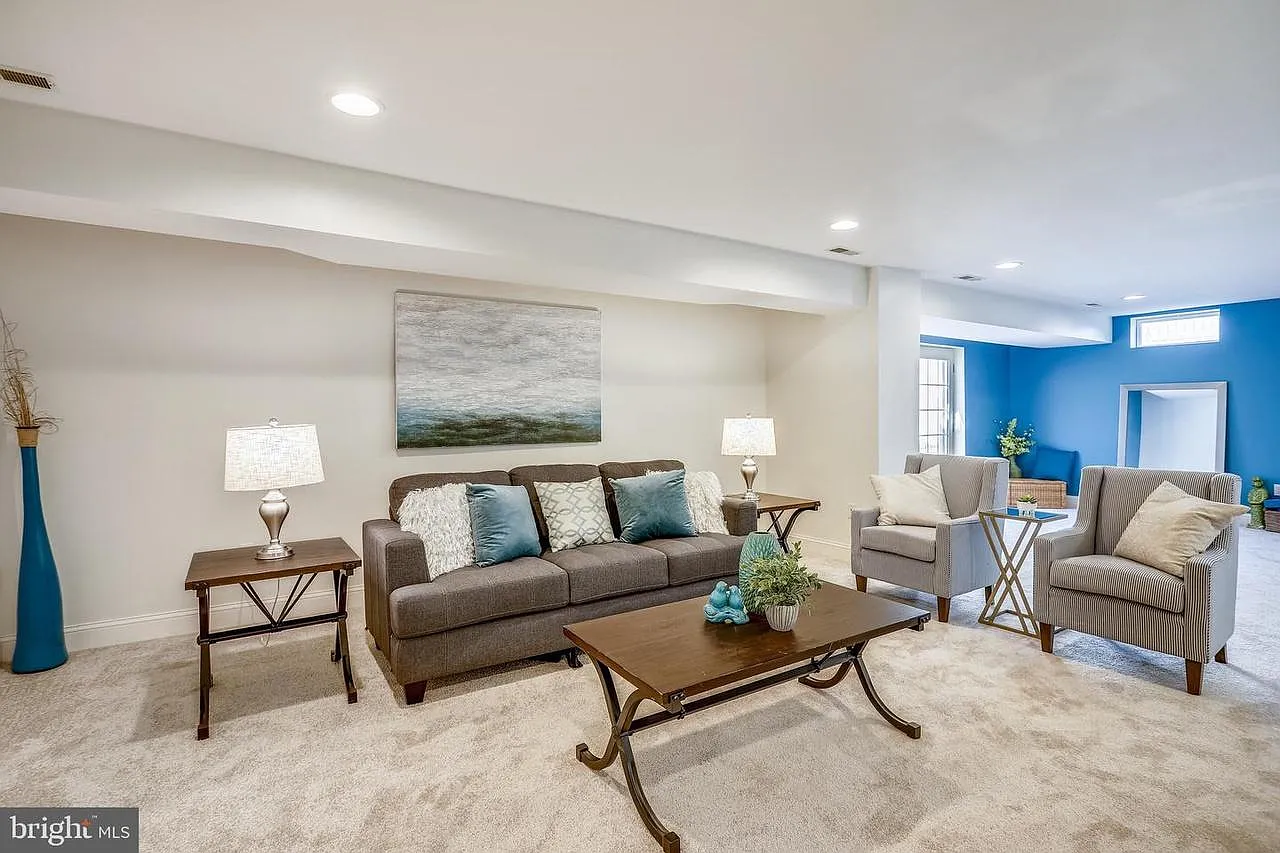 4 bed, 2.5 bath, 3800 sqft, $3,900 — Photo 2