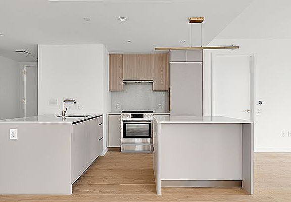 5th image of 3 Court Sq #2111