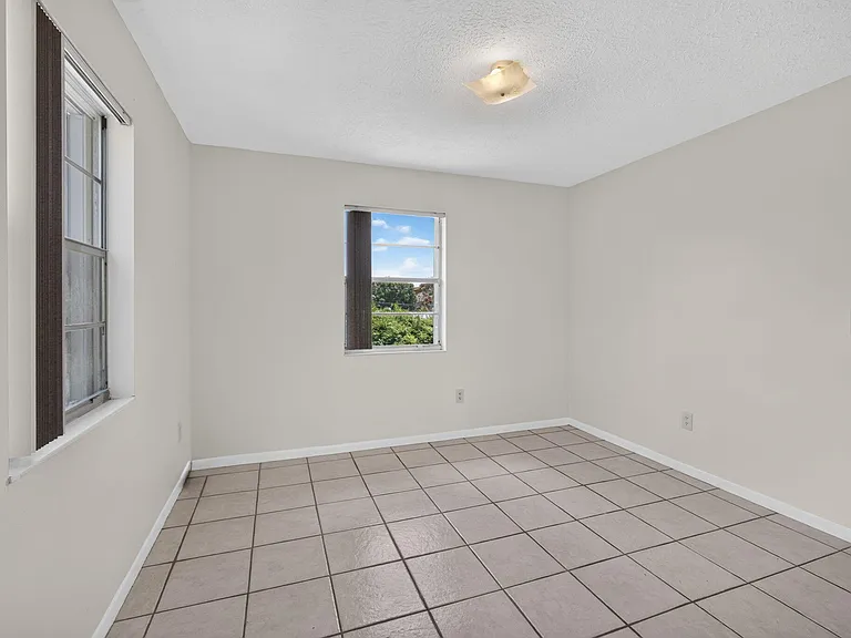 708 SW Gardens Blvd — Photo 32