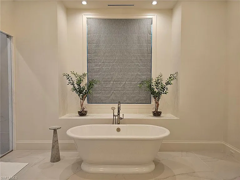 637 Palm Cir W — Photo 21