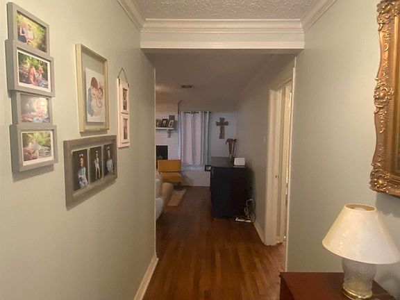 3rd image of 119 Warwick Dr