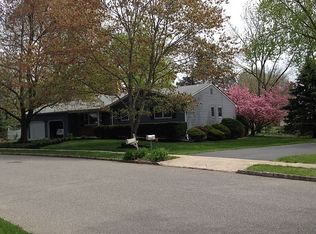 5 Sandburg Dr, Allentown, NJ 08501