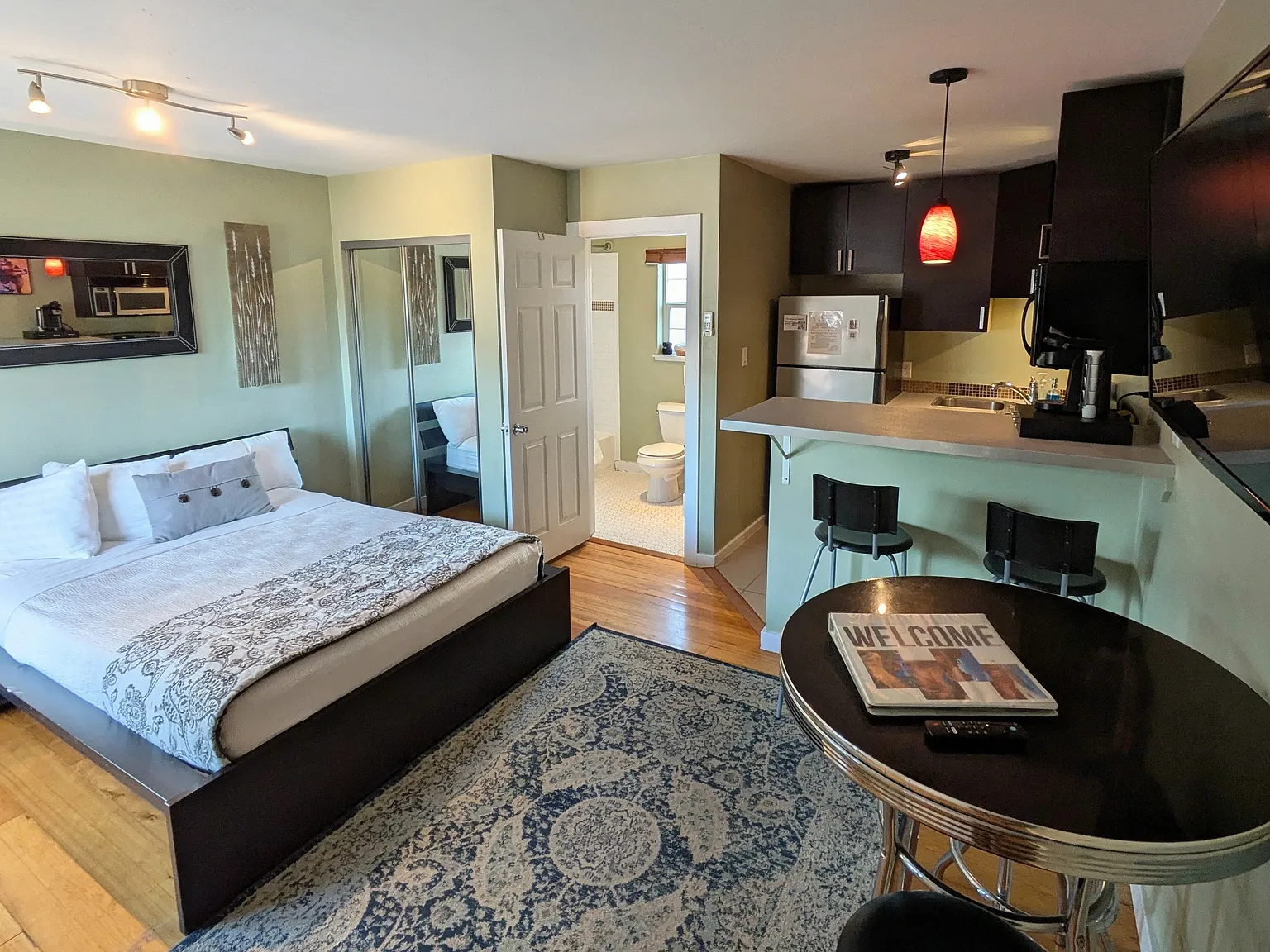 Studio, 300 sqft, $975 — Photo 3