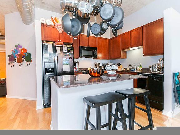 4th image of 1000 N Kingsbury St #106F