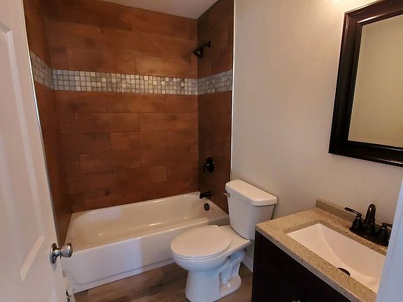 3rd image of 208 Flintridge Dr APT 2