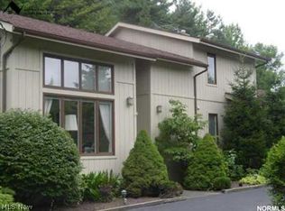 33700 Country View Ln #L, Solon, OH 44139