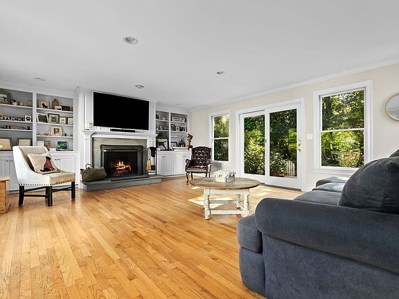 4th image of 11 Davis Ln