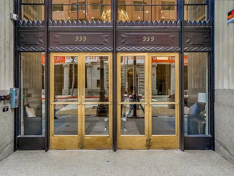 939 S Broadway — Photo 106