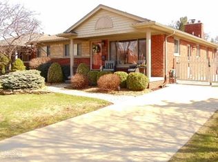 22500 Saint Clair Dr, Saint Clair Shores, MI 48081