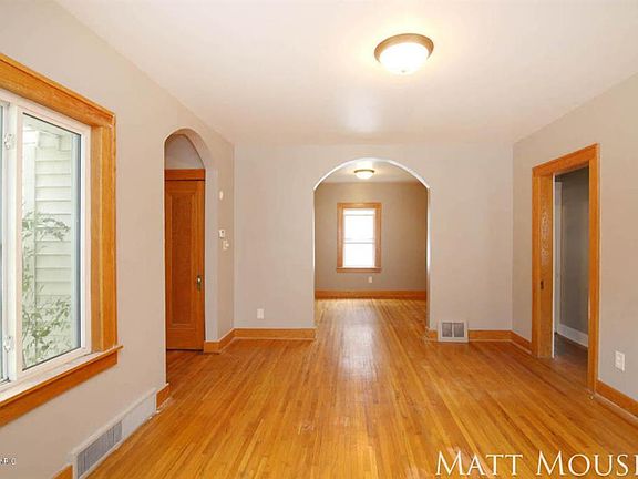 5th image of 846 Burton St SE