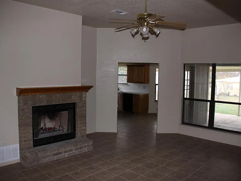 2622 Fieldstone Dr — Photo 2