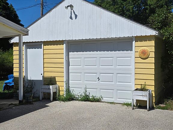 2nd image of 913 Lawndale St