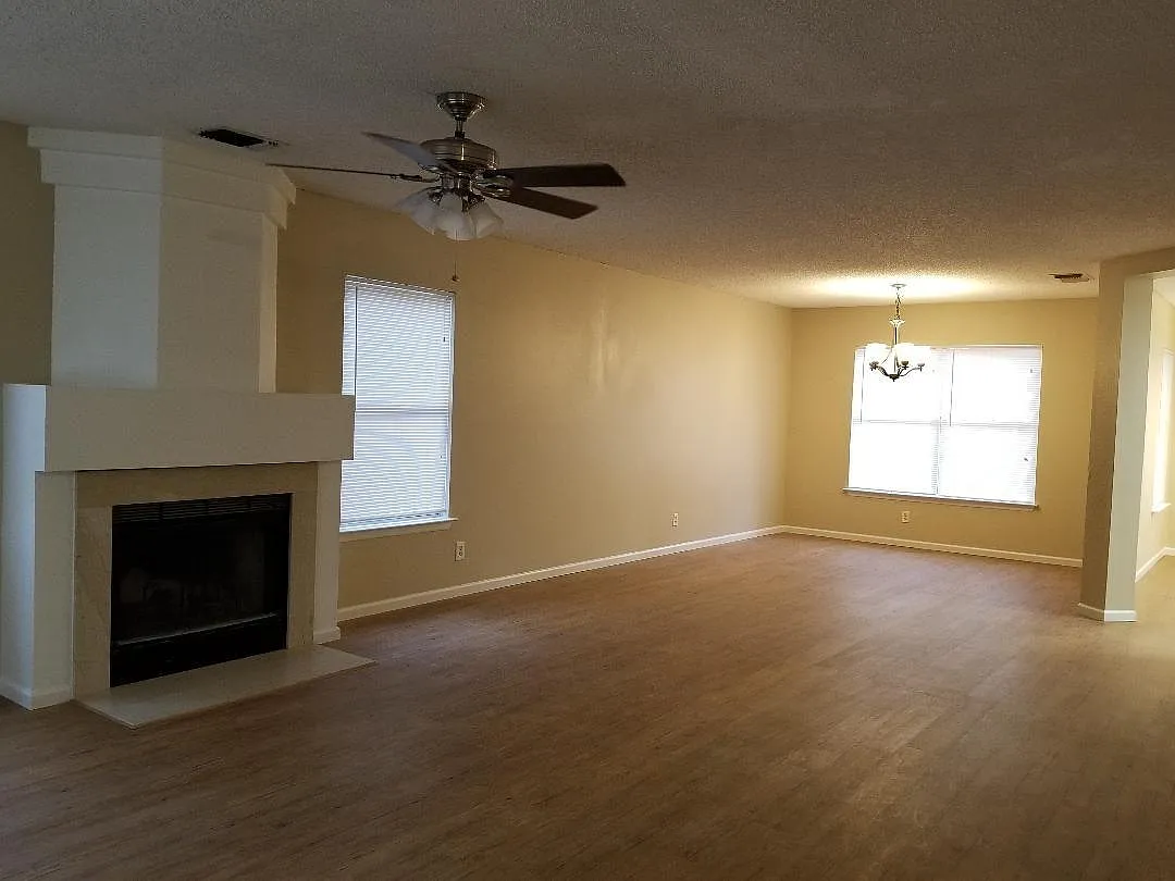 4 bed, 2.5 bath, 2401 sqft, $2,200 — Photo 3