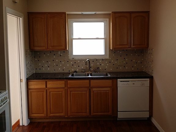 3rd image of 4704 Springwood Dr