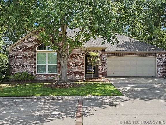 2nd image of 412 N Forest Ridge Blvd