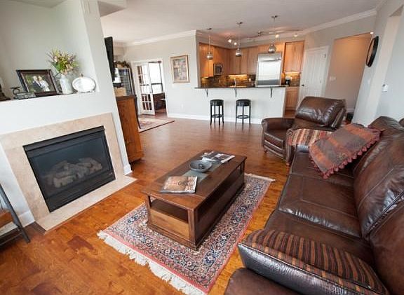 4th image of 500 Grant St E #1910