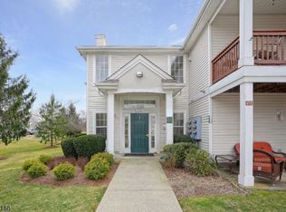 674 Honeybrook Cir, Stewartsville, NJ 08886